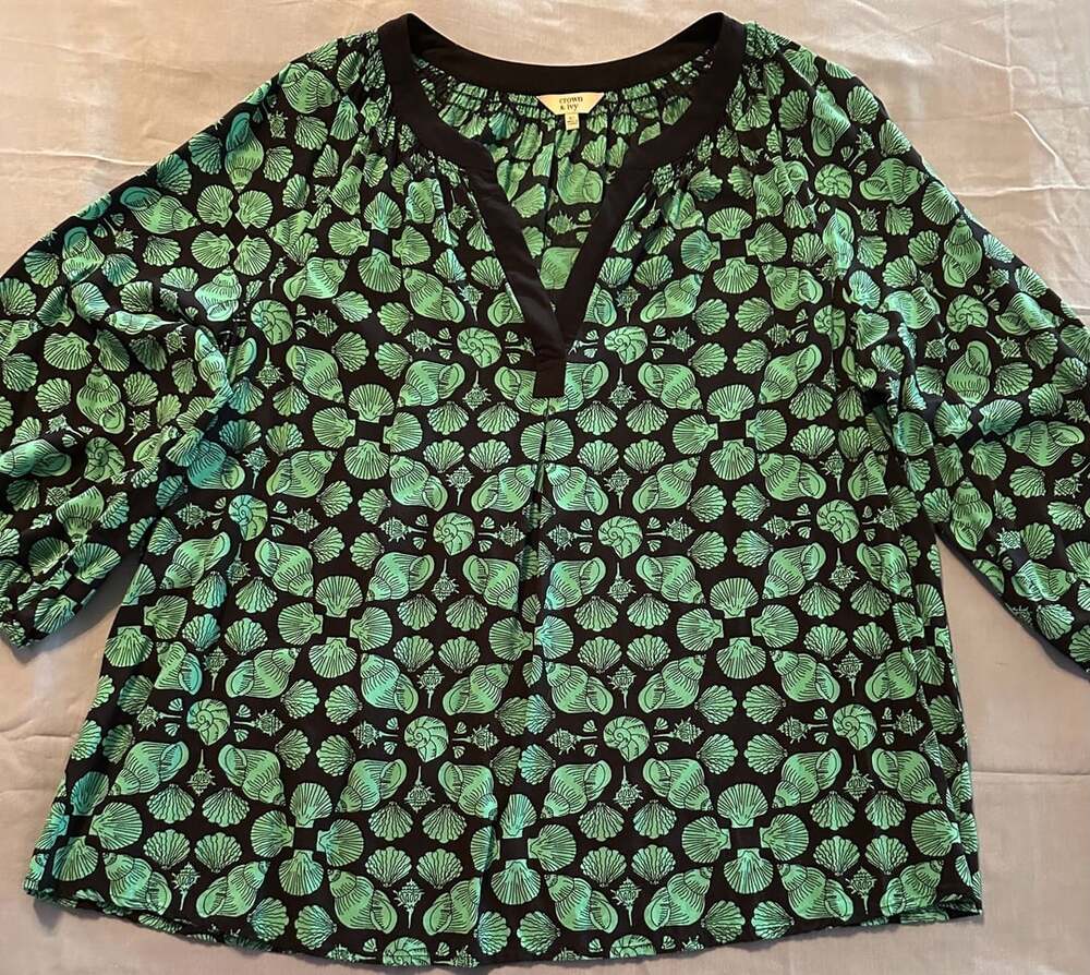 Crown & Ivy Seashell Print Blouse Size XL Black Green V-Neck Top